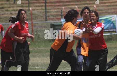 11 lug 2011 - Srinagar Kashmir, India - Kashmir scuola musulmana ragazze nel prendere parte durante la partita finale del quinto membro Rugby 7's torneo a Bakshi Stadium di Srinagar, la capitale estiva del Kashmir indiano. (Credito Immagine: © Altaf Zargar/ZUMAPRESS.com) Foto Stock