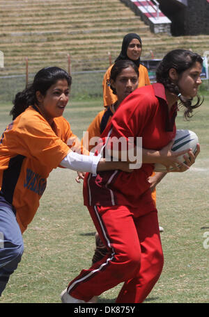 11 lug 2011 - Srinagar Kashmir, India - Kashmir scuola musulmana ragazze nel prendere parte durante la partita finale del quinto membro Rugby 7's torneo a Bakshi Stadium di Srinagar, la capitale estiva del Kashmir indiano. (Credito Immagine: © Altaf Zargar/ZUMAPRESS.com) Foto Stock