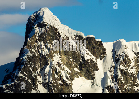 L'Antartide, impostando il sole illumina i picchi di montagna su Ronge isola lungo canale Errera Foto Stock