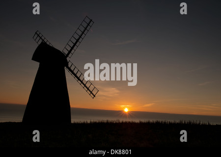 Un tramonto al faro a luce rotante o mulino nuovo mulino, Rottingdean, East Sussex, Inghilterra, Gran Bretagna, Regno Unito Foto Stock