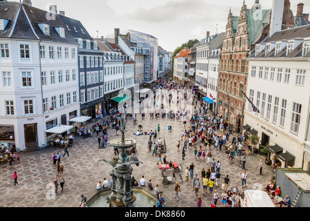 Stroget street, la principale strada pedonale dello shopping, Copenhagen, Danimarca. Foto Stock