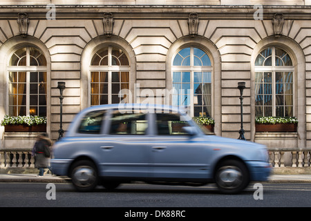 Vintage Taxi in movimento a Londra. Foto Stock