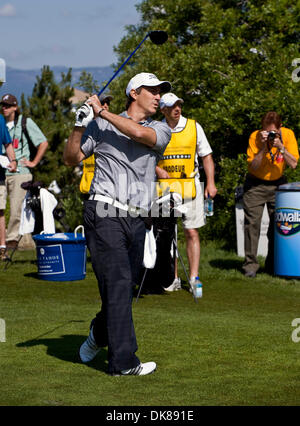 Luglio 15, 2011 - Stateline, Nevada, Stati Uniti d'America - Joe Sakic tees off nel primo round della ventunesima edizione del secolo americano campionati a Edgewood Tahoe Campo da Golf. Offrendo un totale di portamonete di 600.000 dollari, il fatto-per-tv ACC, proprietà e trasmessa dalla NBC Sports, è il mondo del premier celebrity golf tournament.(Immagine di credito: © Brian Cahn/ZUMAPRESS.com) Foto Stock