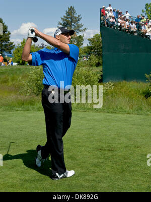 Luglio 15, 2011 - Stateline, Nevada, Stati Uniti d'America - Andy Pettite tees off durante il primo round della ventunesima edizione del secolo americano campionati a Edgewood Tahoe Campo da Golf. Offrendo un totale di portamonete di 600.000 dollari, il fatto-per-tv ACC, proprietà e trasmessa dalla NBC Sports, è il mondo del premier celebrity golf tournament.(Immagine di credito: © Brian Cahn/ZUMAPRESS.com) Foto Stock