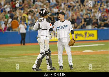 Luglio 15, 2011 - Toronto, Ontario, Canada - Toronto Blue Jays Catcher Jose Molina (8) celebra la vittoria con Toronto Blue Jays lanciatore Jason Frasor (54). Il Toronto Blue Jays sconfitto i New York Yankees 7 - 1 presso il Rogers Centre Toronto Ontario. (Credito Immagine: © Keith Hamilton/Southcreek globale/ZUMAPRESS.com) Foto Stock