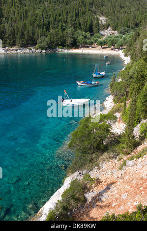 Barche da pesca ormeggiate a Foki spiaggia vicino Fiskardo, Cefalonia, Grecia Foto Stock