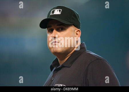 Luglio 16, 2011 - Houston, Texas, Stati Uniti - 1B arbitro Eric Cooper. Houston Astros battere i pirati di Pittsburgh 6-4 al Minute Maid Park a Houston in Texas. (Credito Immagine: © Juan DeLeon/Southcreek globale/ZUMAPRESS.com) Foto Stock