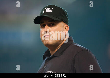 Luglio 16, 2011 - Houston, Texas, Stati Uniti - 1B arbitro Eric Cooper. Houston Astros battere i pirati di Pittsburgh 6-4 al Minute Maid Park a Houston in Texas. (Credito Immagine: © Juan DeLeon/Southcreek globale/ZUMAPRESS.com) Foto Stock