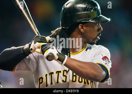 Luglio 16, 2011 - Houston, Texas, Stati Uniti - Pittsburgh Pirates Outfielder Andrew McCutchen (22) a piastra. Houston Astros battere i pirati di Pittsburgh 6-4 al Minute Maid Park a Houston in Texas. (Credito Immagine: © Juan DeLeon/Southcreek globale/ZUMAPRESS.com) Foto Stock