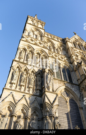 Sculture e dettaglio sulla facciata ovest della cattedrale di Salisbury nel Wiltshire, Inghilterra, Regno Unito Foto Stock