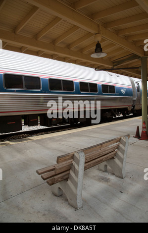 Passeggeri Amtrak con il treno alla stazione di DeLand Florida USA Foto Stock