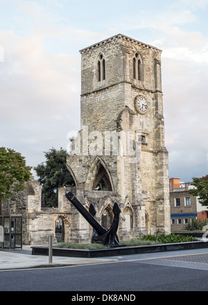 QE2 anchor visualizzata davanti alla chiesa di Holyrood rovina su Southampton High Street, Hampshire, Inghilterra, Regno Unito Foto Stock