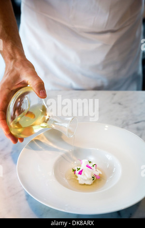 Lo Chef Rasmus Kofoed preparazione del piatto di Prosciutto in gelatina e acqua di pomodoro, Geranio Ristorante, Copenhagen, Danimarca. Foto Stock