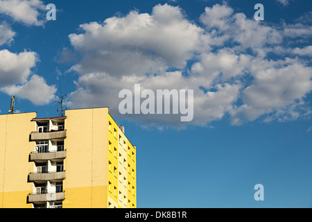 Verniciato giallo blocco di appartamenti, Brno, Repubblica Ceca, Europa Foto Stock