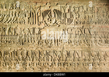 Storia indù carving in Angkor Wat gallery, Siem Reap, Cambogia Foto Stock