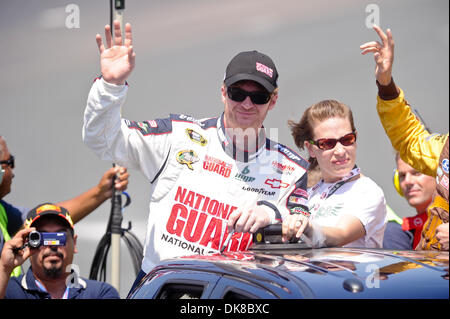 Luglio 17, 2011 - Loudon, New Hampshire, Stati Uniti - Dale Earnhardt Jr, driver della (88) La Guardia Nazionale, Amp energia onde Chevrolet per i tifosi durante le presentazioni del driver prima del Lenox Utensili Industriali 301 in New Hampshire Motor Speedway. (Credito Immagine: © Geoff Bolte/Southcreek globale/ZUMAPRESS.com) Foto Stock