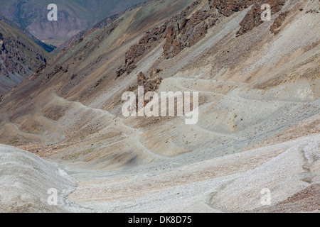 Pericolose su strada a serpentina in Tien Shan montagne Foto Stock