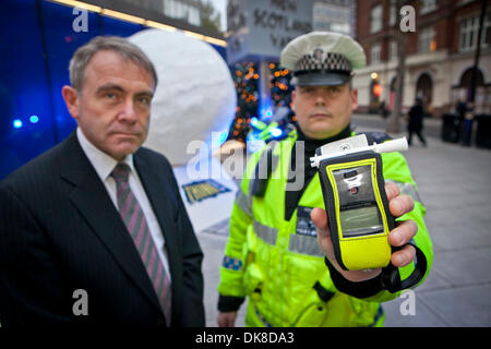 Londra, Regno Unito. 3 Dic 2013. *È sotto embargo fino a 00.01 AM mercoledì 4° dicembre* Neve colpisce prima di previsione come DfT svelare ultime pensare! Bere campagna di trasmissione.Il ministro dei Trasporti Robert Goodwill e PC ANDY MAYS evidenziare il "effetto valanga" di bere durante la guida- con nuove figure rivelano che 1 milioni di persone sono a rischio di perdere il posto di lavoro per questo Natale se si beve e l'unità. Credito: Mark Bourdillon/Alamy Live News Foto Stock