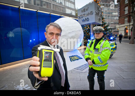 Londra, Regno Unito. 3 Dic 2013. *È sotto embargo fino a 00.01 AM mercoledì 4° dicembre* Neve colpisce prima di previsione come DfT svelare ultime pensare! Bere campagna di trasmissione.Il ministro dei Trasporti Robert Goodwill e PC ANDY MAYS evidenziare il "effetto valanga" di bere durante la guida- con nuove figure rivelano che 1 milioni di persone sono a rischio di perdere il posto di lavoro per questo Natale se si beve e l'unità. Credito: Mark Bourdillon/Alamy Live News Foto Stock