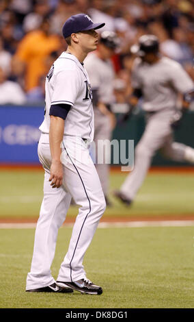 Luglio 19, 2011 - San Pietroburgo, FL, Stati Uniti d'America - ROBINSON CANO tornate le basi dopo due run homer off Jeremy Hellickson, a sinistra nella terza inning durante i raggi partita contro i New York Yankees a Tropicana campo. (Credito Immagine: © James Borchuck/SAN Pietroburgo volte/ZUMAPRESS.com) Foto Stock