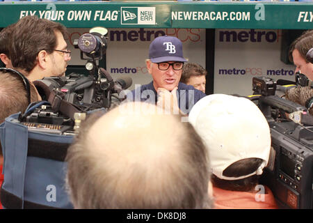 Luglio 19, 2011 - San Pietroburgo, Florida, Stati Uniti - Tampa Bay Rays manager Joe Maddon (70) parla ai media prima del match up tra il Tampa Bay Rays e New York Yankees al Tropicana campo. (Credito Immagine: © Luca Johnson/Southcreek globale/ZUMApress.com) Foto Stock