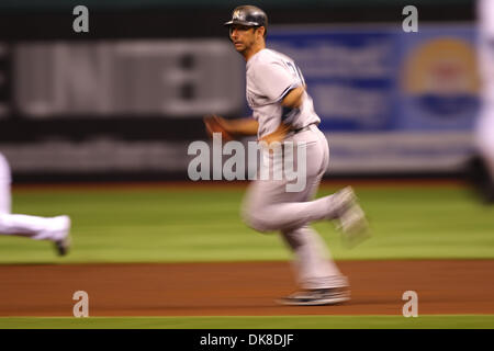 Luglio 19, 2011 - San Pietroburgo, Florida, Stati Uniti - New York Yankees catcher Jorge Posada (20) corre a seconda base durante il match up tra il Tampa Bay Rays e New York Yankees al Tropicana campo. (Credito Immagine: © Luca Johnson/Southcreek globale/ZUMApress.com) Foto Stock