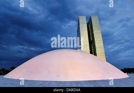 Il Brasile, Brasilia: vista notturna del tetto del Congresso Nazionale di Oscar Niemeyer Foto Stock