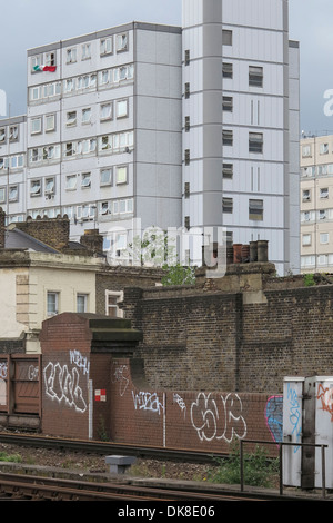 Un inner London Tower blocco con graffiti in primo piano e una bandiera italiana pende da una finestra superiore Foto Stock