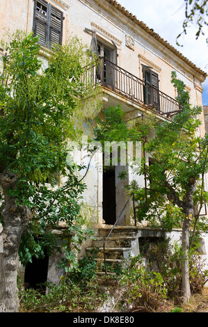 Gli edifici in rovina dopo il mese di agosto 1953 Terremoto in Assos, Cefalonia, Grecia Foto Stock