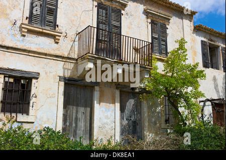 Gli edifici in rovina dopo il mese di agosto 1953 Terremoto in Assos, Cefalonia, Grecia Foto Stock