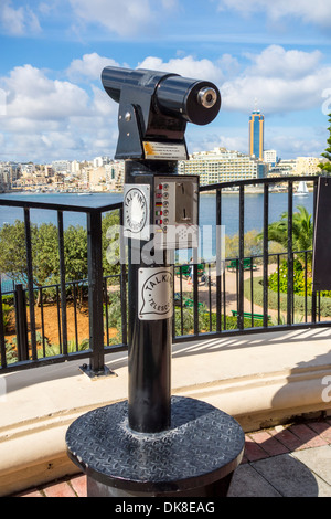 Telescopio parlante sul lungomare della baia di Balluta, St Julian's Bay isola di Malta . gettoniera. Foto Stock