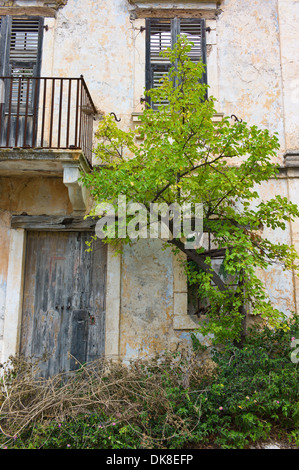 Gli edifici in rovina dopo il mese di agosto 1953 Terremoto in Assos, Cefalonia, Grecia Foto Stock