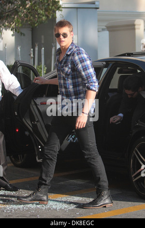 Alexander Ludwig cast di 'la fame giochi' arrivando a segni di libri a Grove Los Angeles California - 22.03.12 Foto Stock