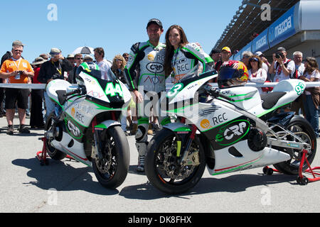 Luglio 22, 2011 - Salinas, California, Stati Uniti - Allesandro Branetti e Shelina Moreda posano con loro la eCRP moto elettriche. Moreda diventa il primo pilota femmina in FIM e-serie Power. (Credito Immagine: © Matt Cohen/Southcreek globale/ZUMAPRESS.com) Foto Stock