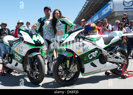 Luglio 22, 2011 - Salinas, California, Stati Uniti - Allesandro Branetti e Shelina Moreda posano con loro la eCRP moto elettriche. Moreda diventa il primo pilota femmina in FIM e-serie Power. (Credito Immagine: © Matt Cohen/Southcreek globale/ZUMAPRESS.com) Foto Stock