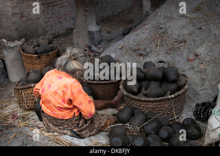 Newari donna fare ceramica in Bhaktapur, Kathmandu, Nepal Foto Stock