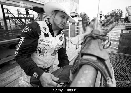 Luglio 22, 2011 - Salinas, California, Stati Uniti - Bareback rider Kelly Timbermn di mulini, WY prepara il suo armamento al California Rodeo Salinas in Salinas, CA. (Credito Immagine: © Matt Cohen/Southcreek globale/ZUMAPRESS.com) Foto Stock