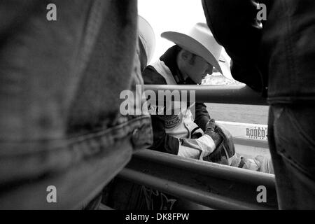 Luglio 22, 2011 - Salinas, California, Stati Uniti - Bareback rider Steven Peebles di Redmond, o si prepara a cavalcare il sogno con me al California Rodeo Salinas in Salinas, CA. (Credito Immagine: © Matt Cohen/Southcreek globale/ZUMAPRESS.com) Foto Stock