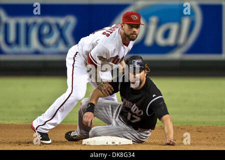 Luglio 22, 2011 - Phoenix, Arizona, Stati Uniti - Arizona Diamondbacks' secondo baseman Ryan Roberts (14) e dopo dopo aver girato la prima metà di un doppio gioco, Arizona Diamondbacks' secondo baseman Ryan Roberts (14) e Colorado Rockies" primo baseman Todd Helton (17) guarda verso la prima base per vedere se la seconda metà del doppio gioco è stata attivata. Il Diamondbacks e Rockies squadrato in Foto Stock