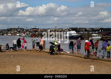 Persone pescato granchi in Walberswick, Suffolk, Inghilterra, Regno Unito Foto Stock