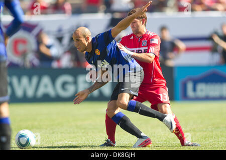 Luglio 23, 2011 - Chicago, Illinois, Stati Uniti - Manchester United avanti Gabriel Obertan (26) e Chicago Fire defender Gonzalo Segares (13) battaglia per la sfera durante l'amichevole internazionale tra il Manchester United e il Chicago Fire al Soldier Field di Chicago, IL. Il Manchester United ha sconfitto il fuoco 3-1. (Credito Immagine: © Geoffrey Siehr/Southcreek globale/ZUMAPRESS.com) Foto Stock