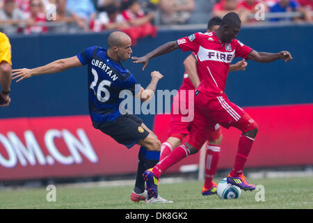 Luglio 23, 2011 - Chicago, Illinois, Stati Uniti - Manchester United avanti Gabriel Obertan (26) e Chicago Fire in avanti Patrick Nyarko (14) battaglia per la sfera durante l'amichevole internazionale tra il Manchester United e il Chicago Fire al Soldier Field di Chicago, IL. Il Manchester United ha sconfitto il fuoco 3-1. (Credito Immagine: © Geoffrey Siehr/Southcreek globale/ZUMAPRESS.com) Foto Stock