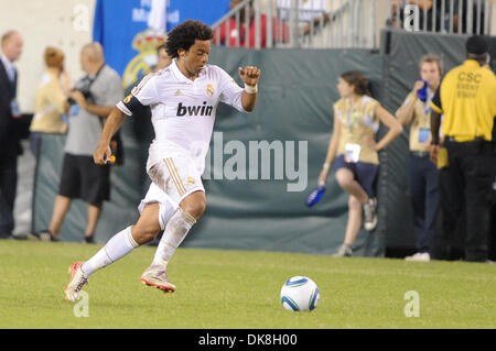 Luglio 23, 2011 - Philadelphia, Pennsylvania, Stati Uniti - Real Madrid defender Marcelo (12) con la palla. Il Real Madrid ha sconfitto il Philadelphia unione 2-1, in una sequenza di lunghezza massima MLS amichevole, parte del mondo del calcio sfida. Essendo giocato al Lincoln Financial Field di Philadelphia , Pennsylvania (credito Immagine: © Mike McAtee/Southcreek globale/ZUMAPRESS.com) Foto Stock