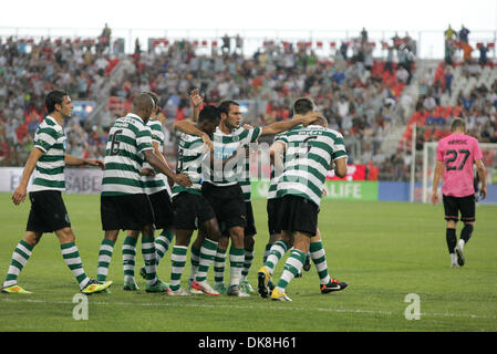 Luglio 23, 2011 - Toronto, Ontario, Canada - Sporting Clube giocatori celebrano il loro 2° obiettivo durante il Mondo Herbalife sfida di calcio partita di calcio tra Juventus FC di Italia e Sporting Clube de Portugal a Toronto, ON. (Credito Immagine: © Steve Dormer Southcreek/Global/ZUMAPRESS.com) Foto Stock