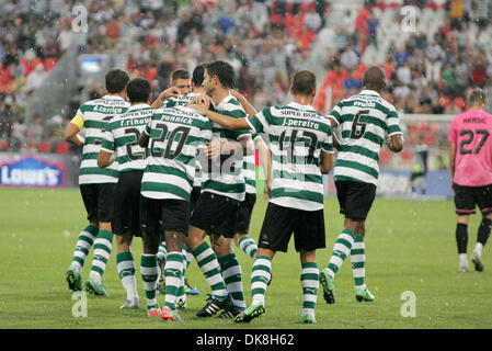 Luglio 23, 2011 - Toronto, Ontario, Canada - Sporting Clube giocatori celebrano il loro 2° obiettivo durante il Mondo Herbalife sfida di calcio partita di calcio tra Juventus FC di Italia e Sporting Clube de Portugal a Toronto, ON. (Credito Immagine: © Steve Dormer Southcreek/Global/ZUMAPRESS.com) Foto Stock