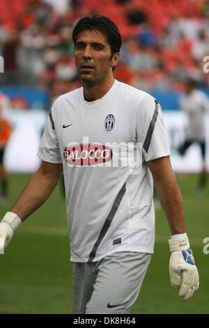 Luglio 23, 2011 - Toronto, Ontario, Canada - Juventus FC goalie Gianluigi Buffon (1) durante il warm-up prima che il Mondo Herbalife sfida di calcio partita di calcio tra Juventus FC di Italia e Sporting Clube de Portugal a Toronto, ON. (Credito Immagine: © Steve Dormer Southcreek/Global/ZUMAPRESS.com) Foto Stock