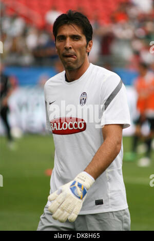 Luglio 23, 2011 - Toronto, Ontario, Canada - Juventus FC goalie Gianluigi Buffon (1) durante il warm-up prima che il Mondo Herbalife sfida di calcio partita di calcio tra Juventus FC di Italia e Sporting Clube de Portugal a Toronto, ON. (Credito Immagine: © Steve Dormer Southcreek/Global/ZUMAPRESS.com) Foto Stock