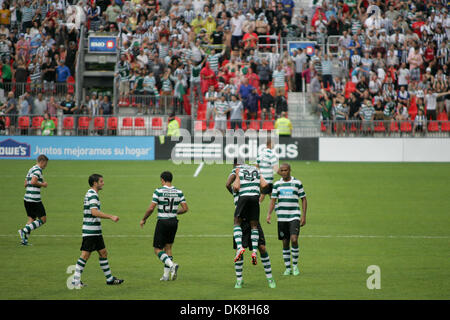 Luglio 23, 2011 - Toronto, Ontario, Canada - Sporting Clube giocatori celebrano il loro 2° obiettivo durante il Mondo Herbalife sfida di calcio partita di calcio tra Juventus FC di Italia e Sporting Clube de Portugal a Toronto, ON. (Credito Immagine: © Steve Dormer Southcreek/Global/ZUMAPRESS.com) Foto Stock