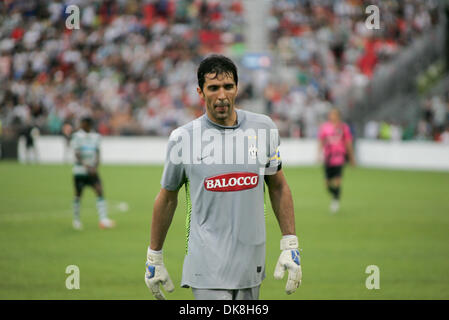 Luglio 23, 2011 - Toronto, Ontario, Canada - Juventus FC goalie Gianluigi Buffon (1) Dopo scendendo 2-0 nella prima metà del Mondo Herbalife sfida di calcio partita di calcio tra Juventus FC di Italia e Sporting Clube de Portugal a Toronto, ON. (Credito Immagine: © Steve Dormer Southcreek/Global/ZUMAPRESS.com) Foto Stock