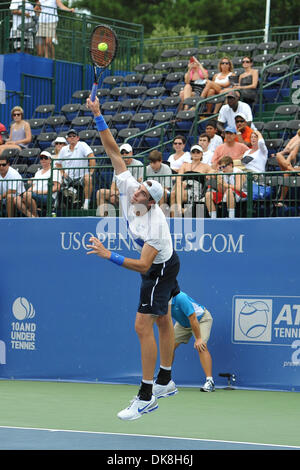 Luglio 23, 2011 - Norcross, Georgia, Stati Uniti d'America - John Isner (USA) serve a Gilles Muller (LUX) durante la semifinale partita. John Isner sconfitto Gilles Muller in tre set 7-5, 6-7, 6-1 in semifinale partita di sabato in Atlanta i campionati di tennis al Racquet Club del sud in Norcross, GA. (Credito Immagine: © David Douglas/Southcreek globale/ZUMAPRESS.com) Foto Stock